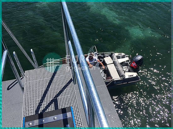 Steigleitern und Gitterrostlaufsteg für einen leichteren und sicheren Ein- und Ausstieg zu und aus einem Boot
