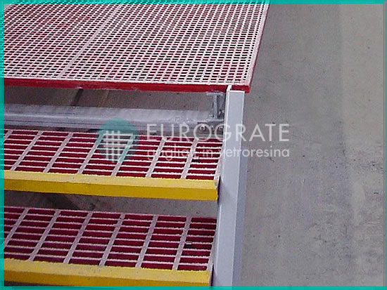Gitterroststufen in rot und gelb für die Sicherheit des Personals am Arbeitsplatz